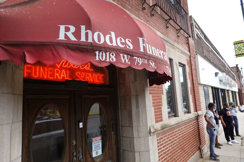 Rhodes Funeral Services, hvor 15 personer ble skutt tirsdag kveld i 1000-blokken i West 79th Street.