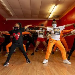2021 m. gegužės 20 d., ketvirtadienis, studijoje šoka šokėjai su Ultimate Threat Dance Organization. Vakar buvo nušautas ir nužudytas šokių studijos įkūrėjas Verndelas Smithas.