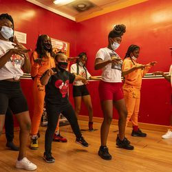 2021 m. gegužės 20 d., ketvirtadienis, studijoje šoka šokėjai su Ultimate Threat Dance Organization. Vakar buvo nušautas ir nužudytas šokių studijos įkūrėjas Verndelas Smithas.
