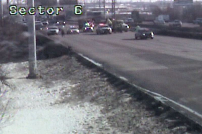 Et trafikkamera viser alle sydgående baner af I-55 lukket nær Cicero Avenue til en skydeundersøgelse den 24. februar.