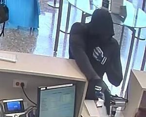 FBIによると、この男は2019年8月6日にブルックフィールドのシティバンク支店を強盗しました。