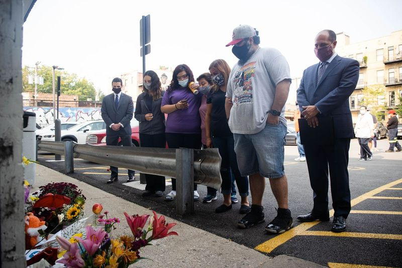 Israel Alvarado III, segundo da direita, noivo de Olga Maria Calderon, e membros da família se reuniram na quarta-feira em um memorial para Calderon fora de Walgreens na Avenida N. Milwaukee 1372 em Wicker Park.