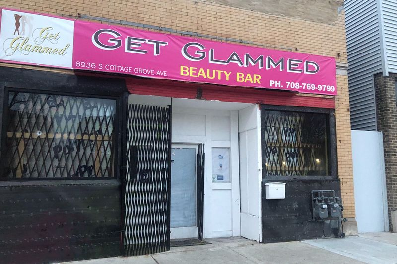 Ein Einschussloch war im Fenster der Get Glammed Beauty Bar in 8936 S. Cottage Grove. zu sehen, dem Schauplatz einer Schießerei am 19. Dezember, bei der sechs Menschen verletzt wurden.