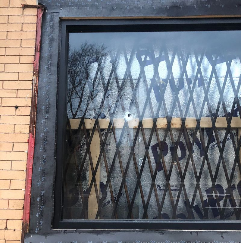 Im Fenster der Get Glammed Beauty Bar war ein Einschussloch zu sehen.