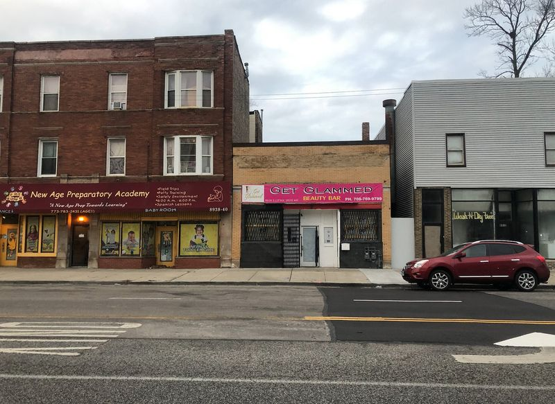 Holen Sie sich die Glammed Beauty Bar in 8936 S. Cottage Grove.