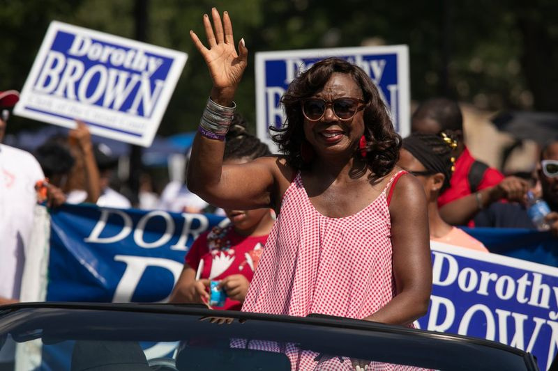 Dorothy Brown lehvitab paraadikülastajatele 90. Bud Billikeni paraadi ajal Bronzeville