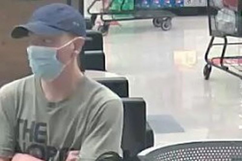 Ambtenaren hebben bewakingsbeelden vrijgegeven van twee mannen die gezocht worden in verband met een bankoverval op 20 augustus 2020 bij de TCF Bank op 2502 Waukegan Road in Glenview.