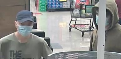 Ambtenaren hebben bewakingsbeelden vrijgegeven van twee mannen die gezocht worden in verband met een bankoverval op 20 augustus 2020 bij de TCF Bank op 2502 Waukegan Road in Glenview.