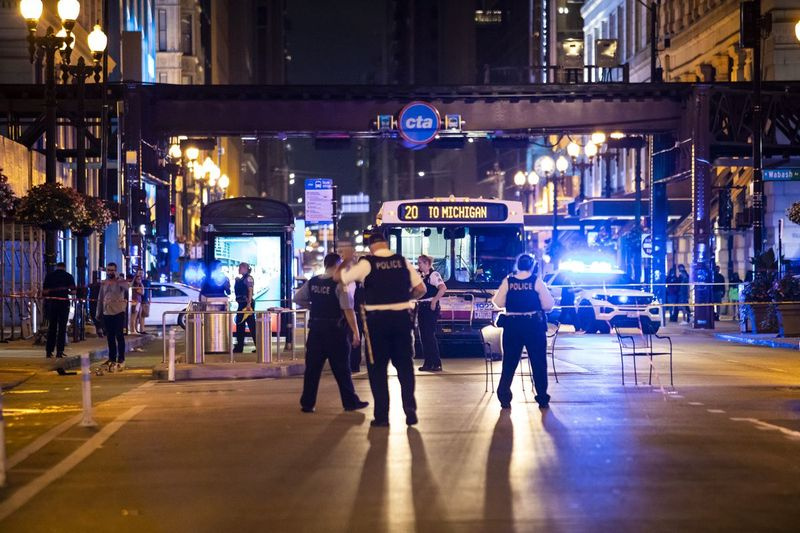 Policja w Chicago prowadzi śledztwo w sobotę wieczorem w pierwszym bloku East Washington Avenue w Loop, gdzie kierowca autobusu CTA został fizycznie zaatakowany, a następnie zastrzelony.