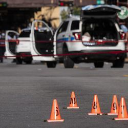 Čikāgas policija izmeklē izmeklēšanu Leikstrītā netālu no Mičiganas avēnijas pēc tam, kad pirmdienas rītā, 2020. gada 10. augustā, policisti naktī apšaudē ar kādu personu.