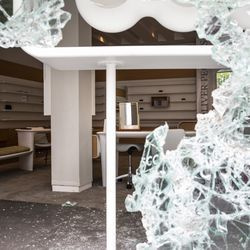 Oliver Peoples adresē 941 N. Rush St. pēc laupīšanas, kas notika naktī Goldkostā un apkārtējos rajonos, pirmdienas rītā, 2020. gada 10. augustā.