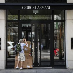 Vīrietis nofotografē veikalu Giorgio Armani E. Oak St. 25 pēc tam, kad naktī Goldkostā un apkārtējos rajonos notika laupīšana, pirmdienas rītā, 2020. gada 10. augustā.