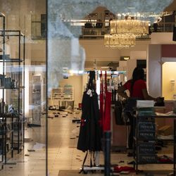 Macy’s adresē 835 N. Michigan Ave. Water Tower Place uz Magnificent Mile pēc tam, kad naktī Loop un apkārtējos rajonos notika laupīšana pirmdienas rītā, 2020. gada 10. augustā.