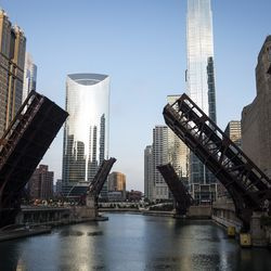 Pirmdienas rītā, 2020. gada 10. augustā, tilti pār Čikāgas upi tiek atcelti pēc tam, kad naktī Loop un apkārtējos rajonos notika laupīšana.