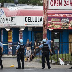 Čikāgas policisti reaģē uz ziņojumiem par laupīšanu un nemieriem netālu no West Madison Street un South Keeler Avenue West Side, pirmdienas pēcpusdienā, 2020. gada 10. augustā.
