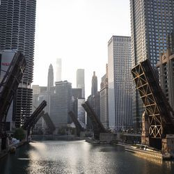 Pirmdienas rītā, 2020. gada 10. augustā, tilti pār Čikāgas upi tiek atcelti pēc tam, kad naktī Loop un apkārtējos rajonos notika laupīšana.