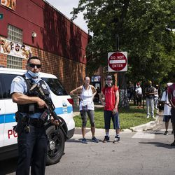 Čikāgas policisti reaģē uz ziņojumiem par laupīšanu un nekārtībām netālu no West Monroe Street un South Pulaski Road West Side, pirmdienas pēcpusdienā, 2020. gada 10. augustā.