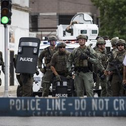 Čikāgas policijas SWAT darbinieki reaģē uz ziņojumiem par izlaupīšanu un nekārtībām netālu no West Madison Street un South Karlov Avenue West Side, pirmdienas pēcpusdienā, 2020. gada 10. augustā.