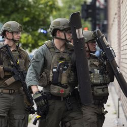 Čikāgas policijas SWAT darbinieki reaģē uz ziņojumiem par izlaupīšanu un nekārtībām netālu no West Madison Street un South Karlov Avenue West Side, pirmdienas pēcpusdienā, 2020. gada 10. augustā.