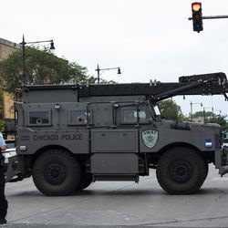 Čikāgas policisti reaģē uz ziņojumiem par izlaupīšanu un nekārtībām netālu no West Madison Street un South Karlov Avenue West Side, pirmdienas pēcpusdienā, 2020. gada 10. augustā.