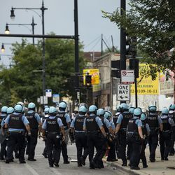 Čikāgas policisti reaģē uz ziņojumiem par laupīšanu un nemieriem netālu no West Madison Street un South Keeler Avenue West Side, pirmdienas pēcpusdienā, 2020. gada 10. augustā.