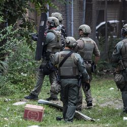 Čikāgas policijas SWAT darbinieki reaģē uz ziņojumiem par laupīšanu un nemieriem netālu no West Madison Street un South Keeler Avenue West Side, pirmdienas pēcpusdienā, 2020. gada 10. augustā.