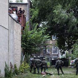 Čikāgas policijas SWAT darbinieki reaģē uz ziņojumiem par laupīšanu un nemieriem netālu no West Madison Street un South Keeler Avenue West Side, pirmdienas pēcpusdienā, 2020. gada 10. augustā.