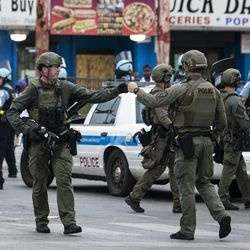 Čikāgas policijas SWAT darbinieki sasit dūri, reaģējot uz ziņojumiem par laupīšanu un nemieriem netālu no West Madison Street un South Keeler Avenue West Side, pirmdienas pēcpusdienā, 2020. gada 10. augustā.