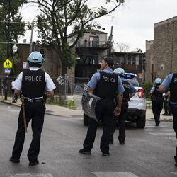 Čikāgas policisti reaģē uz ziņojumiem par laupīšanu un nemieriem netālu no West Madison Street un South Keeler Avenue West Side, pirmdienas pēcpusdienā, 2020. gada 10. augustā.