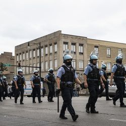 Čikāgas policisti reaģē uz ziņojumiem par izlaupīšanu un nekārtībām netālu no West Madison Street un South Karlov Avenue West Side, pirmdienas pēcpusdienā, 2020. gada 10. augustā.