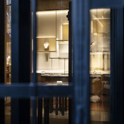 Louis Vuitton adresē 919 N. Michigan Ave. Magnificent Mile pēc tam, kad naktī Loop un apkārtējos rajonos notika laupīšana, pirmdienas rītā, 2020. gada 10. augustā.