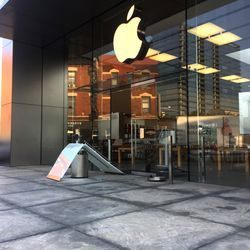 Vienas no Apple veikala ieejas durvīm Halsted ielā un Clybourn Avenue atrodas sadragāta un noklāta uz atkritumu tvertnes. Preces gulēja iekšā izkaisītas pa grīdu.