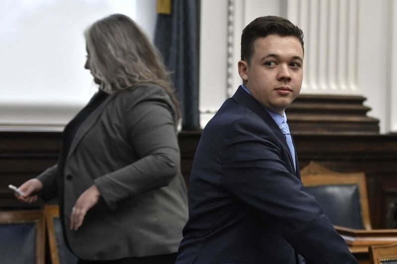 Kyle Rittenhouse, a destra, guarda mentre la giuria esce dalla stanza durante una pausa durante il suo percorso al tribunale della contea di Kenosha a Kenosha, Wisconsin, lunedì 15 novembre 2021. Rittenhouse è accusato di aver ucciso due persone e ferendone un terzo durante una protesta contro la brutalità della polizia a Kenosha, l
