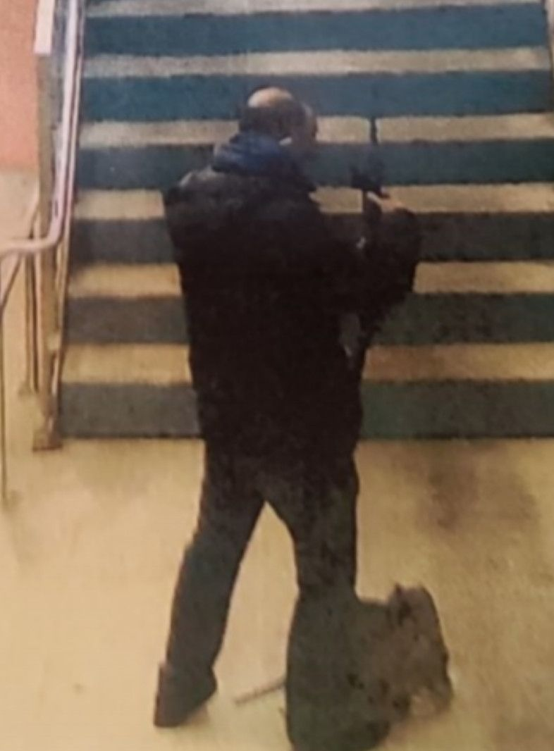 Die Behörden sagen, dass dieser Mann wegen des Schießens eines Gewehrs auf einer Metra-Plattform am 1. Dezember am McCormick Place gesucht wird.