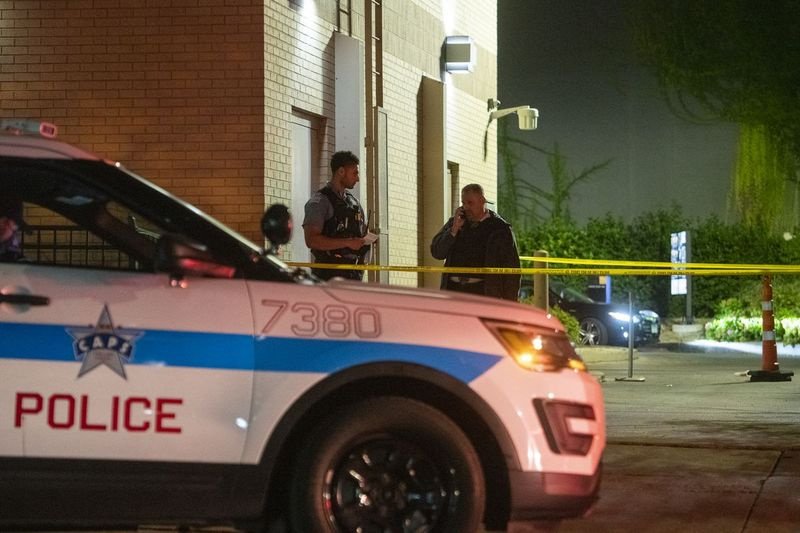 Chicago politsei tegeleb sündmuskohaga, kus teisipäeval, 21. septembril 2021 tulistati Hyde Parki naabruses South Lake Park Ave. kvartalis 5200 kaht teismelist.