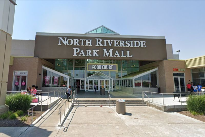 Una persona è stata ferita in una sparatoria il 25 settembre 2020, al North Riverside Park Mall, 7501 Cermak Rd.