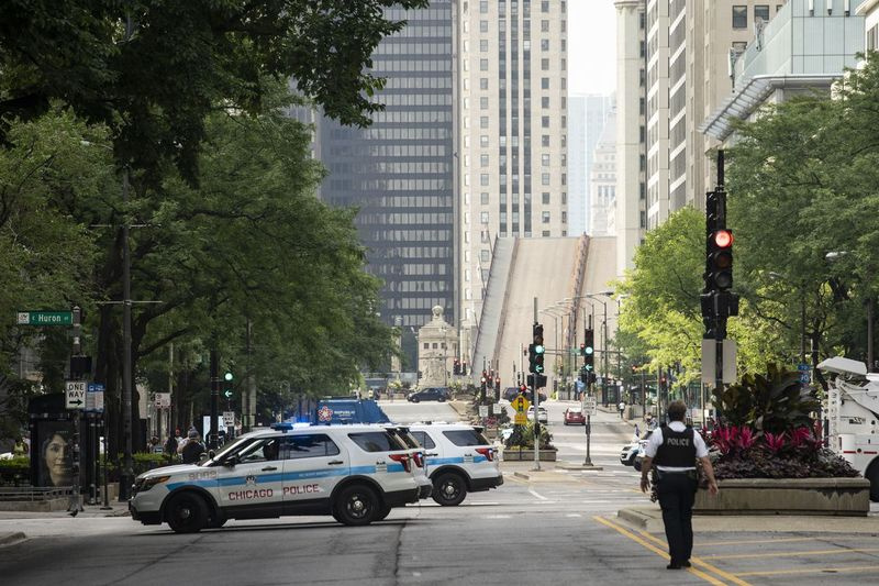 La police de Chicago monte la garde sur le Magnificent Mile et le pont Michigan Avenue sur la rivière Chicago est levé après que le pillage a éclaté pendant la nuit dans le Loop et les quartiers environnants, lundi matin 10 août 2020.