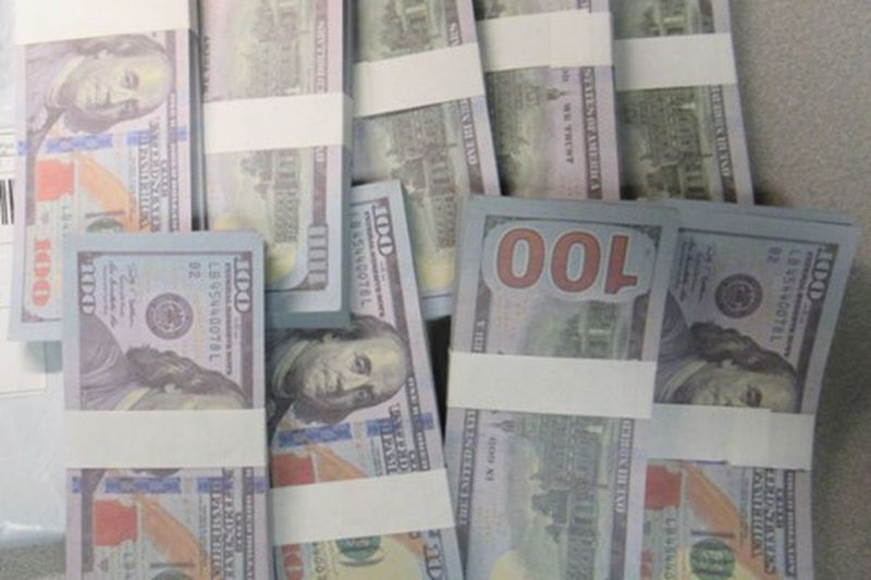 Muitas aģenti šo viltoto valūtu konfiscēja O’Hāras starptautiskajā lidostā.