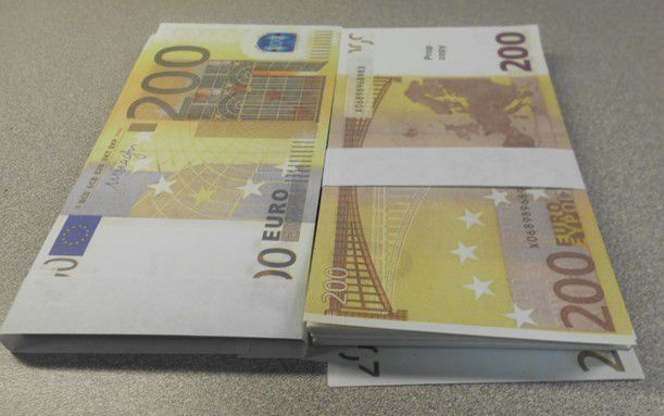 Muitas aģenti šo viltoto valūtu konfiscēja O’Hāras starptautiskajā lidostā.