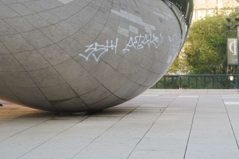 En gruppe mennesker vandaliserede The Bean den 2. juli 2019