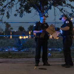 Pirmadienį, 2021 m. gegužės 24 d., Čikagos policija dirba nusikaltimo vietoje, kur vyras buvo nušautas į galvą, o jo transporto priemonė buvo pavogta South Cicero Avenue 6400 bloke. Vyras padėjo pakeisti draugui nuleistą padangą, kai buvo nušautas.