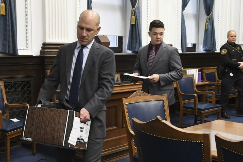 Kyle Rittenhouse llega a la corte detrás del abogado defensor Corey Chirafisi antes del inicio del juicio de Rittenhouse el jueves.