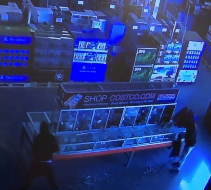 Imagen de vigilancia de los sospechosos en un robo el 5 de enero de 2020 en un Costco en los suburbios del norte de Mettawa.
