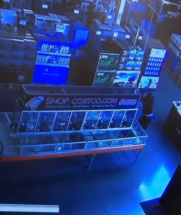 Imagen de vigilancia de los sospechosos en un robo el 5 de enero de 2020 en un Costco en los suburbios del norte de Mettawa.