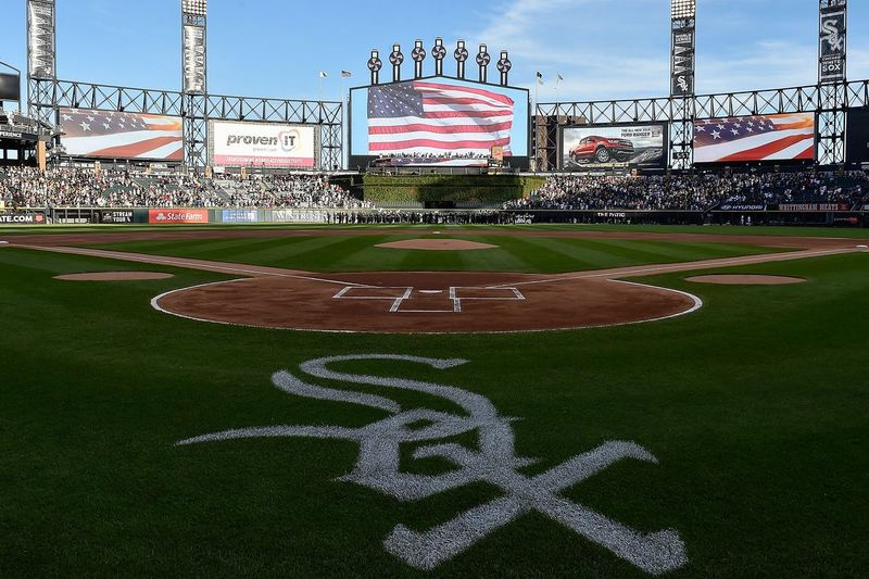 Üldvaade Guaranteed Rate Fieldist riigihümni laulmise vaatlemisel enne Chicago White Soxi ja Texas Rangersi mängu 24. augustil 2019 Chicagos.