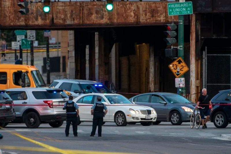 De politie van Chicago werkt aan de plek waar meerdere mensen werden neergeschoten in de buurt van de kruising Grand Avenue, Halsted Street en Milwaukee Avenue, in de wijk West Town, woensdag 29 september 2021.