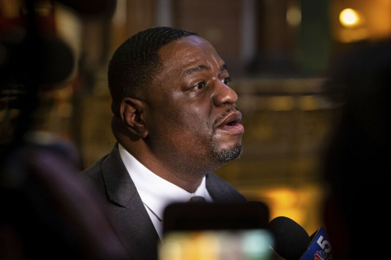   Il senatore dello stato dell'Illinois Emil Jones III, D-Chicago, parla ai membri dei media dopo essere uscito dai negoziati a porte chiuse per il prossimo presidente del Senato all'Illinois State Capitol, domenica 19 gennaio 2020, a Springfield, Illinois.
