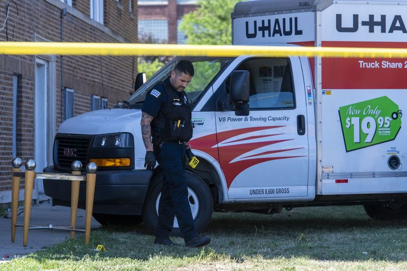 Polis Chicago bekerja di tempat kejadian di mana seorang remaja berusia 14 tahun ditembak dan dibunuh di blok 1100 South Karlov Ave, di kejiranan Lawndale, Khamis, 10 Jun 2021.