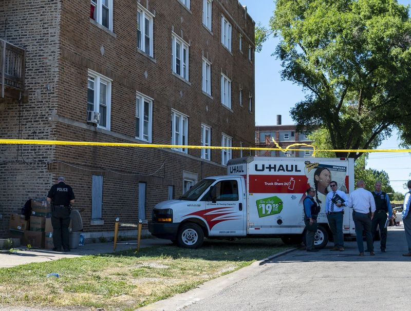 Polis Chicago bekerja di tempat kejadian di mana seorang remaja berusia 14 tahun ditembak dan dibunuh di blok 1100 South Karlov Ave, di kejiranan Lawndale, Khamis, 10 Jun 2021.