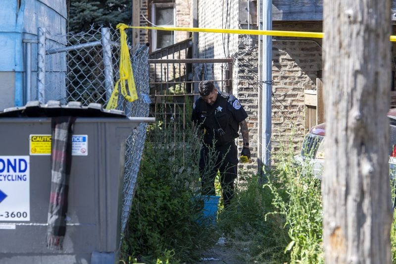 Polis Chicago bekerja di tempat kejadian di mana seorang remaja berusia 14 tahun ditembak dan dibunuh di blok 1100 South Karlov Ave, di kejiranan Lawndale, Khamis, 10 Jun 2021.